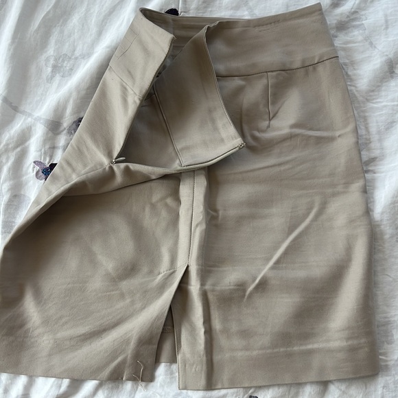 Banana republic cream skirt with side zipper - Picture 3 of 4